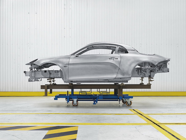 Sử dụng nền tảng chassis làm hoàn toàn từ nhôm được gắn với nhau bởi keo, đinh tán và các mối hàn, Alpine A110 thế hệ mới có kết cấu cực kỳ chắc chắn, đồng thời đạt tổng trọng lượng chỉ 1080 kg. Như vậy, chiếc xe đạt tỉ lệ công suất/trọng lượng gần mức hoàn hảo là 1:1.