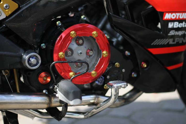 Khối động cơ 150 cc SOHC nguyên bản của Exciter được giữ nguyên, chỉ độ lại lá côn. Động cơ này được trang trí với những con ốc titan và lốc nồi trong suốt đẹp mắt.
