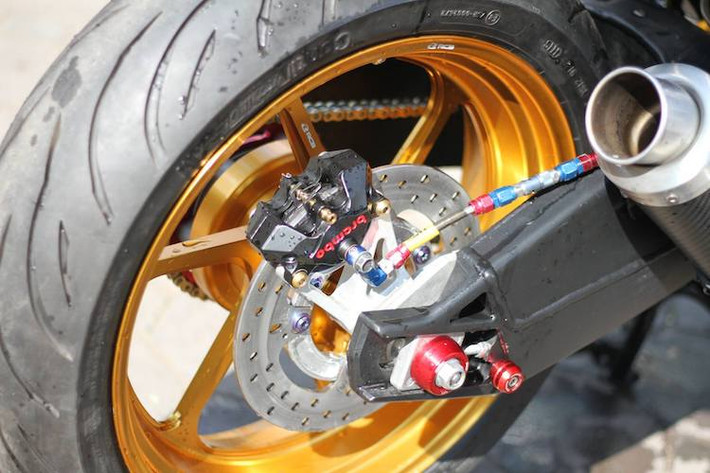 Với mâm sau bản lớn, toàn bộ gắp sau của Exciter 150 nguyên bản đã bị bỏ đi để nhường chỗ cho gắp BMW S1000RR. Cả 2 lốp xe sử dụng lốp Continental ContiMotion, trong khi hệ thống phanh sau đã được nâng cấp lên heo Brembo Billet.