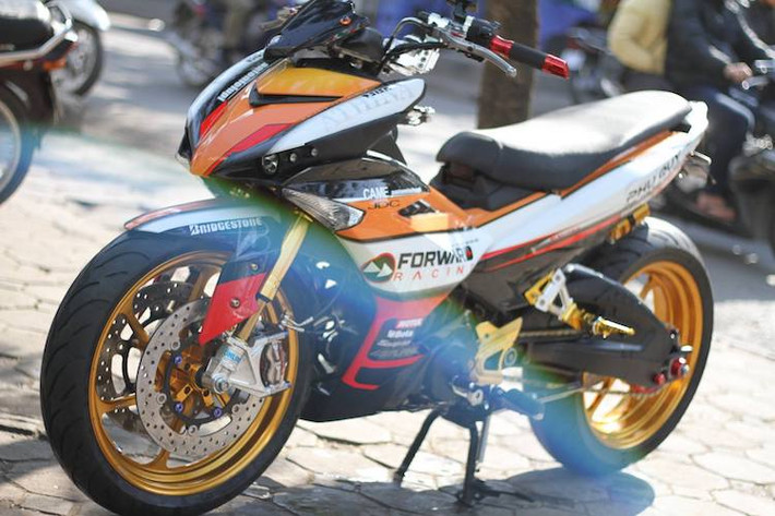 Tại Việt Nam, Yamaha Exciter 150 là một trong những dòng xe thường xuyên được dân chơi độ lại nhất. Kể từ khi ra mắt tới nay, hàng ngày lại có nhiều bản độ Exciter 150 "ra lò" trên cả nước, khiến số lượng Exciter 150 độ "không đếm xuể". Đặc biệt kể từ thế hệ Exciter này, những bản độ với "dàn chân" lớn đã xuất hiện ngày càng nhiều.