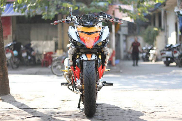 Mới đây nhất, lại có thêm một bản độ Exciter "bánh béo" được tạo ra bởi một shop đồ chơi xe ở Hà Nội. Tuy nhiên không chỉ có "dàn chân" khủng, chiếc Exciter 150 này còn được trang bị hàng loạt các đồ chơi "hàng hiệu", khiến đẳng cấp của chiếc xe còn tăng lên.