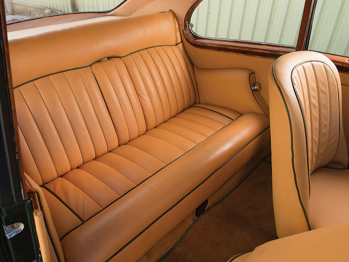 Dù là một chiếc coupe nhưng R-Type Continental vẫn có hàng ghế sau rộng rãi cho những người lớn ngồi. Tuy nhiên do đã được sản xuất từ lâu nên các trang bị của xe rất đơn giản. Hệ thống giải trí trên R-Type Continental chỉ là một radio, các cửa kính vận hành bằng cơ và chiếc xe cũng không có điều hòa.