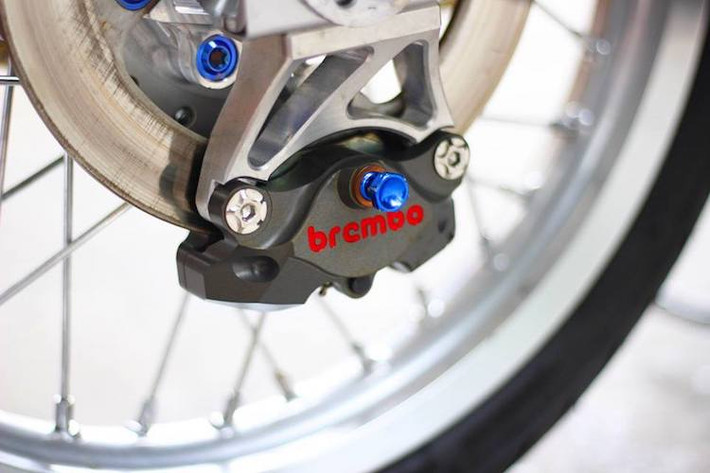 Ở phía sau, chiếc xe cũng đã được độ đĩa phanh kèm theo heo Brembo Billet 2 piston, gắn pad CNC ngược. Những chi tiết như dàn ốc titan hay lốp Dunlop là các "mảnh ghép" cuối cùng để hoàn thành bản độ này.
