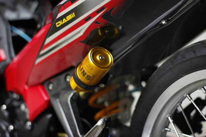Hệ thống phuộc Ohlins monoshock phía sau đem tới độ ổn định cho chiếc xe. Đi kèm cặp niềng nhôm là lốp bản mỏng Dunlop theo phong cách xe đua drag. Hệ thống phanh sau cũng được nâng cấp, bắt đầu từ bình dầu titan AEM.