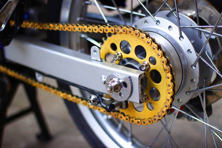 Khối máy xi-lanh đơn 4 kỳ SOHC 4 van làm mát bằng chất lỏng chỉ thay một số con ốc kiểng bắt mắt. Động cơ này cho công suất tối đa 11,97 mã lực tại 8500 rpm và mô-men xoắn cực đại 11,79 Nm tại 5500 rpm. Sức mạnh của động cơ được truyền xuống bánh sau nhờ bộ nhông sên đĩa SSS màu vàng nổi bật.