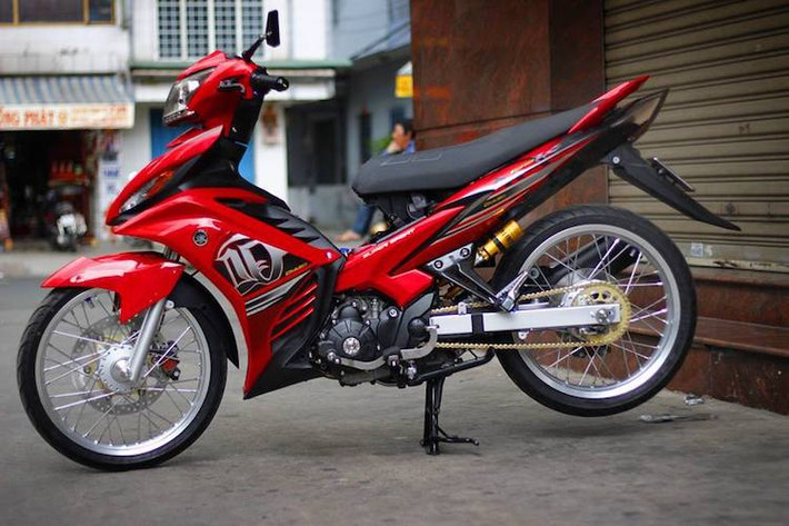 Từng là mẫu xe số phổ thông thể thao phổ biến nhất tại Việt Nam, chiếc Yamaha Exciter 135 2011 đời cuối cùng đã được người chơi xe Việt "dọn kiểng" lại nhẹ nhàng nhưng đẹp mắt và an toàn hơn.