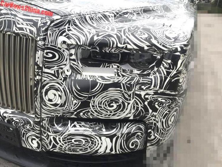 Nằm bên dưới lớp vỏ, khung sàn của Phantom VIII sẽ được thay mới so với thế hệ hiện tại, sử dụng hoàn toàn chất liệu nhôm để giảm trọng lượng. Theo ông Ian Grant - Giám đốc bán hàng Rolls-Royce châu Á-Thái Bình Dương, chiếc xe sẽ được trang bị hệ thống đánh lái trục sau nhằm giảm bán kính vòng quay.