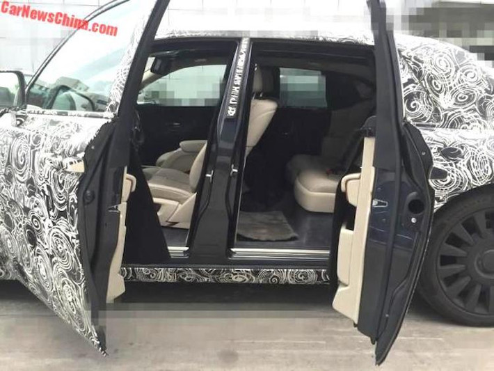 Theo truyền thống các dòng xe sedan của Rolls-Royce, cửa sau của Phantom VIII vẫn sẽ có bản lề mở ngược và tích hợp hốc cất ô. So với thế hệ cũ, hàng ghế sau của xe được đẩy cao hơn rõ rệt so với hàng ghế trước, giúp các "VIP" ngồi ở phía sau có tầm nhìn rõ hơn về phía trước.