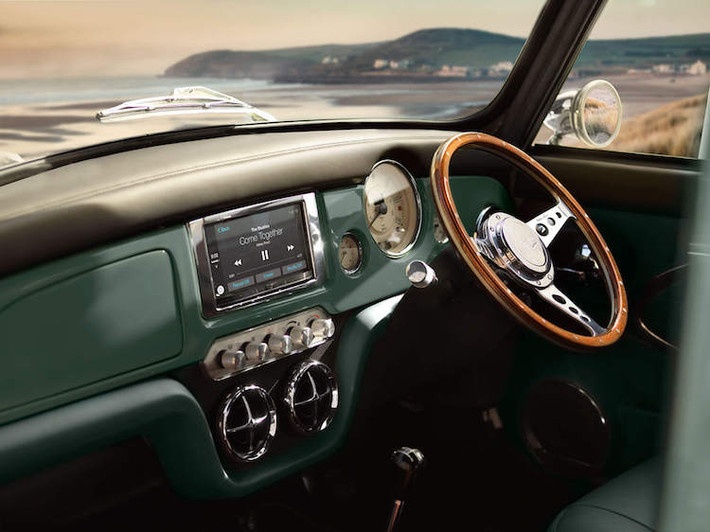 MINI vốn là một dòng xe giá rẻ nhưng ở bên trong nội thất của MINI Remastered, DBA đã nâng cấp cabin của chiếc xe lên đẳng cấp siêu sang. Các ghế ngồi đều sẽ được "thửa riêng" theo khổ người chủ xe, sau đó bọc loại da cao cấp tới từ Anh Quốc. Bảng táp-lô của chiếc xe cũng được làm mới lại.