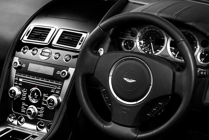 Bên trong cabin, nội thất của Vengeance không có thiết kế khác biệt so với xe sang DB9 Volante nguyên bản, nhưng Kahn Design đã nâng cấp để cho chiếc xe có thể vươn tới đẳng cấp siêu sang.