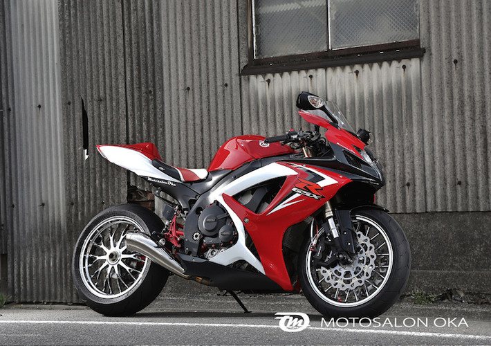 Dù không phổ biến bằng 2 đối thủ là Honda CBR600RR và Yamaha R6, nhưng mẫu xe môtô Suzuki GSX-R600 vẫn được rất nhiều biker ưa chuộng. Để khiến GSX-R600 trở nên "bắt mắt" hơn so với các đối thủ, cửa hàng Motosalon đã độ lại chiếc xe với "dàn chân" độc đáo và một số phụ tùng, đồ chơi "hàng hiệu".