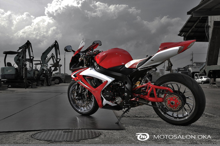 Có kiểu dáng không thay đổi so với chiếc GSX-R600 nguyên bản nhưng bản độ của Motosalon vẫn cực kỳ bắt mắt và nổi bật với cặp mâm PVM chrome và gắp đơn.