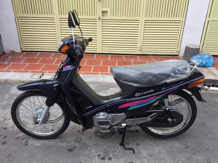 Trước khi nổi tiếng với các dòng Su "xì-po", Suzuki đã từng có một dòng xe số phổ thông 2 kỳ khá phổ biến tại Đông Nam Á là Suzuki Crystal 110. Mẫu xe này được Suzuki sản xuất ở Thái Lan hoặc Indonesia và ra mắt từ năm 1990. Tại Việt Nam, tên gọi của mẫu xe này thường được dân chơi "Việt hóa" thành "Su-kít-tan".