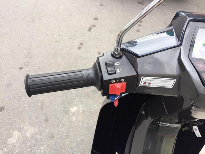 Cùm công tắc trái của xe có công tắc pha/cos, còi, xi-nhan và le gió bên dưới. Do sử dụng côn tự động nên Crystal 110 không có tay côn bên trái. Phiên bản "hậu duệ" RG Sports 110 sau này cũng được bán với bản côn tự động, thường được dân chơi Việt gọi là "Xì-po 1 càng" để phân biệt với loại côn tay "2 càng".