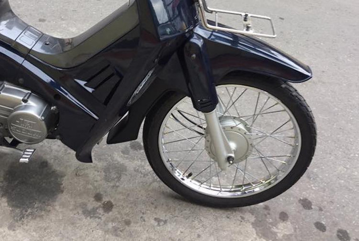 Bên cạnh kiểu dáng, hệ thống phanh đùm cho cả 2 bánh cũng "lạc hậu" hơn các dòng Su "xì-po" với phanh đĩa bánh trước hoặc 2 bánh sau này. Suzuki Crystal 110 có phuộc ống lồng phía trước, sử dụng bánh căm cùng lốp bản 2,27/17 cho bánh trước và 2,5/17 cho bánh sau.
