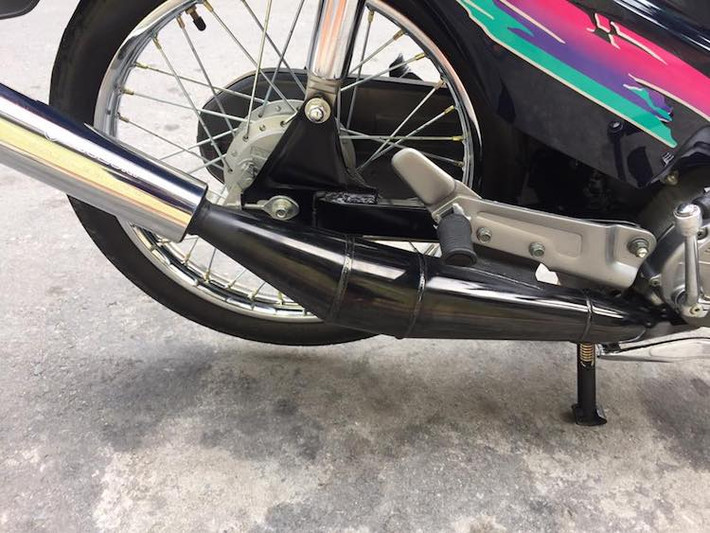 Cận cảnh cây pô "bụng bầu" nguyên bản, không tì vết của xe. Ở phía sau, Crystal 110 sử dụng phuộc ống lồng kép thay vì phuộc đơn monoshock như Su "xì-po" sau này. Mẫu xe "hậu duệ" của Suzuki Crystal 110 là Suzuki Royal 110 được ra mắt vào khoảng năm 1995 với kiểu dáng y hệt như Suzuki Viva 110.