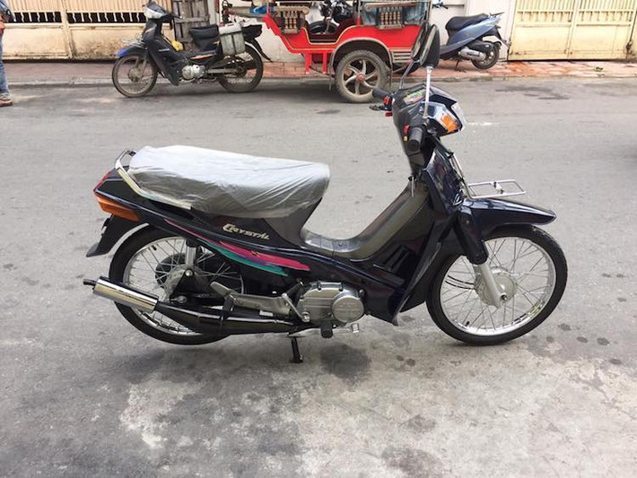 Crystal 110 là một mẫu xe có kích thước khá gọn gàng với chiều dài 1860 mm, rộng 650 mm và cao 1030 kg. Phiên bản có đề của xe cũng chỉ nặng 84 kg, khiến ngay cả nữ giới cũng có thể dễ dàng điều khiển được nó.