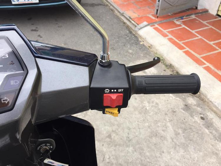 Có tên mã là Suzuki RC110, Crystal được bán với 2 phiên bản là không đề hoặc có đề. Chiếc xe trong bài viết này là phiên bản có đề với mã RC110CM để phân biệt. Giống nhiều dòng xe khác, nút đề của xe nằm ở cùm phải cùng với công tắc bật/tắt pha.