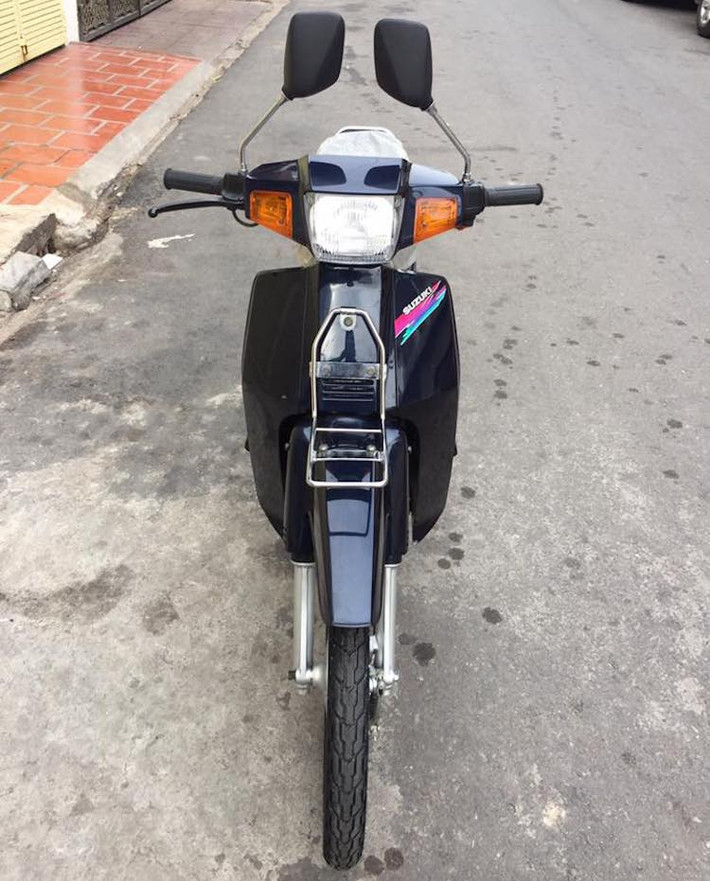 So với các dòng "Su xì-po" sau này, Suzuki Crystal ít tính thể thao hơn và đơn giản chỉ là một mẫu xe 2 kỳ phổ thông với động cơ 110 cc máy ngang. Mặc dù vậy, chiếc xe vẫn được dân chơi Việt một thời ưa chuộng do động cơ cực "bốc" . Cũng bởi gia tốc cực mạnh, "Su-kít-tan" đã bắt đầu được những tên cướp đường phố ở Sài Gòn ưa chuộng và gắn liền với những tên tội phạm bất hảo một thời như Cam Hồng Kỳ, Đỗ Hồng Lê ...