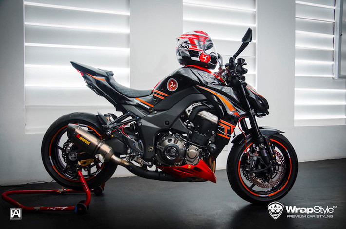 Chiếc xe môtô Kawasaki Z1000 này thuộc sở hữu của một biker tại Vũng Tàu. Nguyên bản chiếc xe mang màu sơn xám đen, nhưng do thích hoạ tiết của chiếc mũ bảo hiểm nên chủ xe đã đặt hàng thiết kế bộ tem của một lò độ tại Sài Gòn. Sau 1 tháng bàn thảo về các mẫu thiết kế tem, chủ nhân mới chốt bộ tem gắn trên xe.