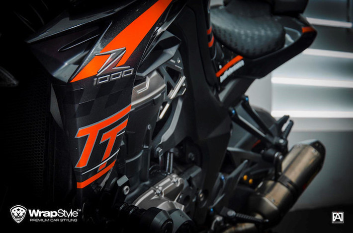 Bộ tem màu cam, kết hợp cùng màu sơn đen nguyên bản của xe tạo nên phong cách cá tính cho chiếc naked bike 1.000 phân khối này. Ngoài ra, chiếc Z1000 còn được chủ xe gắn sẵn các món đồ chơi khác như chống đổ, cặp ống xả Akrapovic...