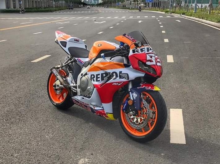 Siêu môtô Honda CBR1000RR được giới thiệu lần đầu vào năm 2004 để thay thế cho dòng CBR900RR trước đó. Chỉ sau 2 năm, Honda đã công bố thế hệ CBR1000RR thứ 2 vào năm 2006 với các cải tiến về công suất, giảm trọng lượng, có khả năng điều khiển nâng cao và phần đầu với những đường gân dập nổi hơn.