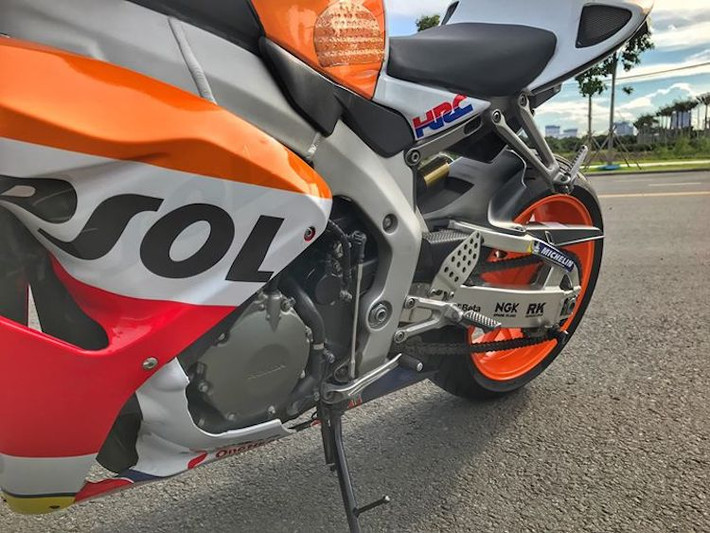 Khối động cơ 999 cc DOHC của CBR1000RR 2017 được được Honda chỉnh sửa lại van nạp và và van pô, nâng cao tỉ số nén từ 11,9:1 thành 12,2:1), điều chỉnh lại cam và trục cam, có số vòng tua cực đại cao hơn... Với cặp pô SC Project phong cách MotoGP và cổ pô titan full system, âm thanh từ động cơ đã trở nên "tê tái" như xe đua MotoGP thực sự.