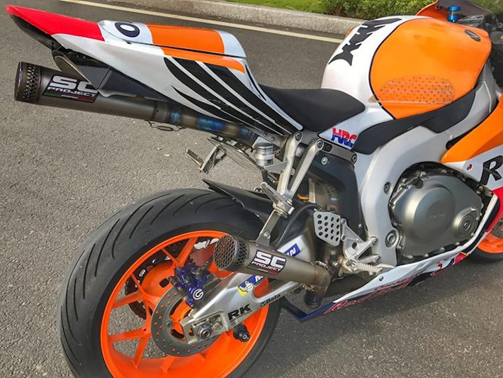 Vốn được trang bị mâm 3 cánh đơn nguyên bản, bản độ Honda CBR1000RR đã được chủ xe độ mâm 6 cánh kép lấy từ CBR1000RR đời 2015 mới hơn. Theo phong cách đội đua Repsol Honda, bộ mâm này cũng đã được sơn cùng màu cam đặc trưng.