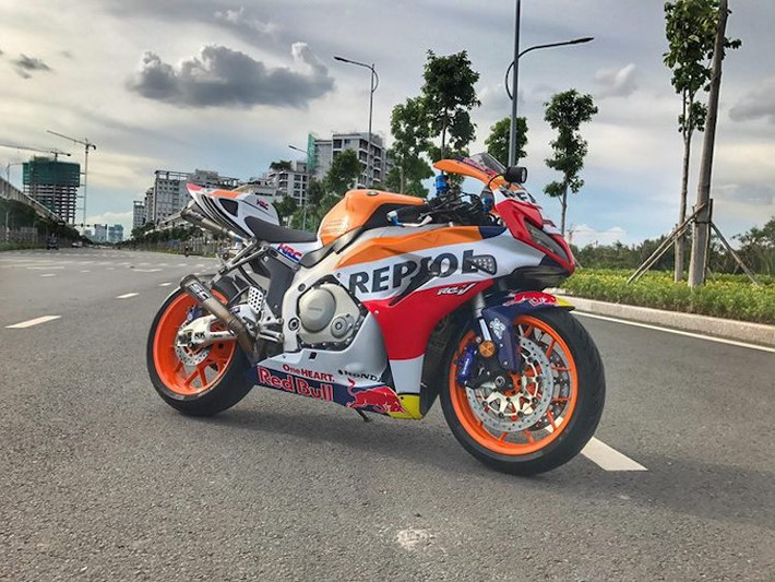 Chiếc superbike Honda CBR1000RR thế hệ thứ 2, được sản xuất từ năm 2007 đã được người chơi xe "cập nhật" một số chi tiết để khiến nó có thể sánh vai các mẫu môtô hiện đại.
