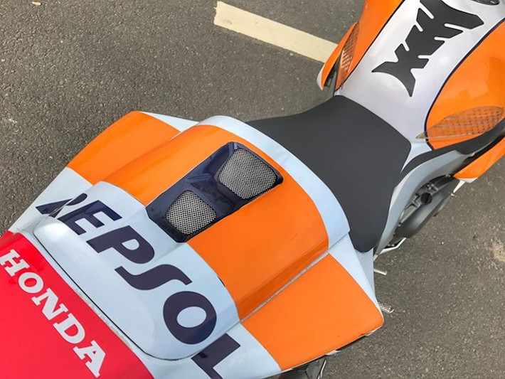 Lấy ý tưởng từ chiếc xe đua RC213V được "tay nài" trẻ tuổi Marc Marquez cầm lái trong mùa giải GP 2017, toàn bộ thân vỏ của chiếc xe đã được dán tem trùm mang phong cách Repsol. Bên cạnh đó, yên cho người ngồi sau cũng bị loại bỏ nhờ ốp yên solo. Nằm ở phía trên bình xăng là miếng dán chống trượt của ProGrip.