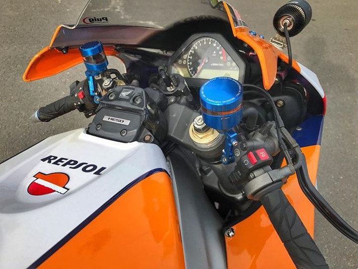 Nằm trên khu vực tay lái của xe, cả cùm côn và cùm phanh đã được nâng cấp lên loại Brembo RCS để đem tới cảm giác điều khiển chính xác hơn, đi kèm là cặp bình dầu Rizoma Wave. Các tay nắm nguyên bản cũng đã được thay bằng bao tay Spider chống rung, trong khi phía trước chiếc xe là kính chắn gió của Puig.