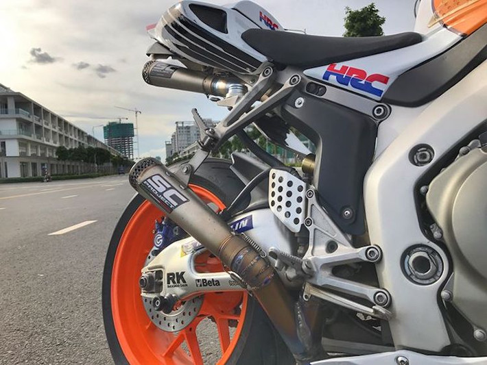 Để tăng khả năng kiểm soát của chiếc xe, toàn bộ hệ thống heo phanh trước sau của CBR1000RR đã được độ lại hoàn toàn bằng loại của hãng Brembo. Ở phía sau, bình dầu phanh cũng được nâng cấp lên bình Rizoma Wave như trên tay lái.