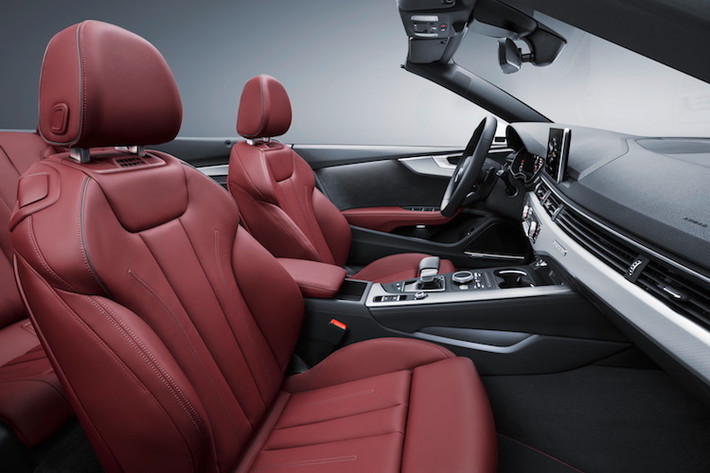Có độ dài trục cơ sở lớn hơn và ghế gọn hơn, A5 Cabriolet cũng có không gian bên trong nội thất rộng hơn với khoảng đầu gối hàng ghế sau tăng 18 mm và khoảng vai hàng ghế trước tăng 26 mm. Xe cũng được trang bị đầy đủ các hệ thống an toàn chủ động mới nhất như giữ ga tự động với tính năng hỗ trợ khi tắc đường, cảnh báo xe vượt, cảnh báo va chạm, cảnh báo khi rẽ...