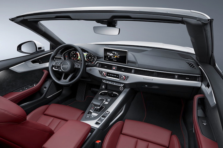 Bảng táp-lô của A5 Cabriolet cũng có thiết kế không đổi so với A5 Coupe, với các tùy chọn như đèn chiếu sáng thông minh và bảng đồng hồ kỹ thuật số Virtual Cockpit màn hình hiển thị đa thông tin 12,3 inch. Hệ thống thông tin giải trí sử dụng một màn hình 8,3 inch trên bảng táp-lô, điều khiển bằng touchpad hay núm xoay trên bệ trung tâm.