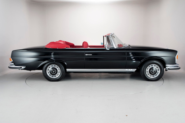 Về thiết kế, 280 SE 3.5 Cabriolet có phần đầu và đuôi xe không khác gì so với bản sedan. Khác biệt lớn nhất của chiếc xe đó là chỉ có 2 cửa bên thay vì 4 cửa và bộ mui xếp mềm thay cho mui kín. Được đóng mở bằng tay, bộ mui này khi đóng lại khiến chiếc xe có kiểu dáng tương tự bản coupe.