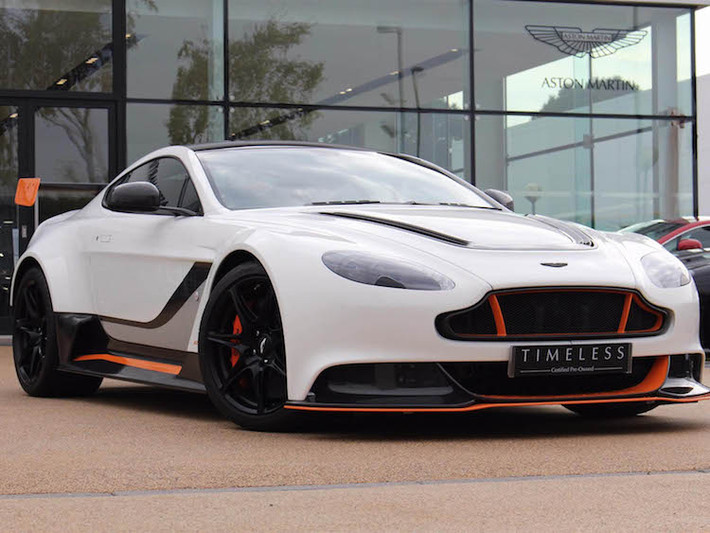 Vào đầu năm 2015, hãng siêu xe Aston Martin đã giới thiệu chiếc Vantage GT3 - phiên bản "xe đua đường phố", dựa trên dòng Vantage V12. Tuy nhiên do tên gọi GT3 đã được Porsche đăng ký bản quyền cho dòng 911 GT3 của hãng, chính vì vậy mẫu siêu xe này đã được đổi tên thành Aston Martin Vantage GT12 sau đó.