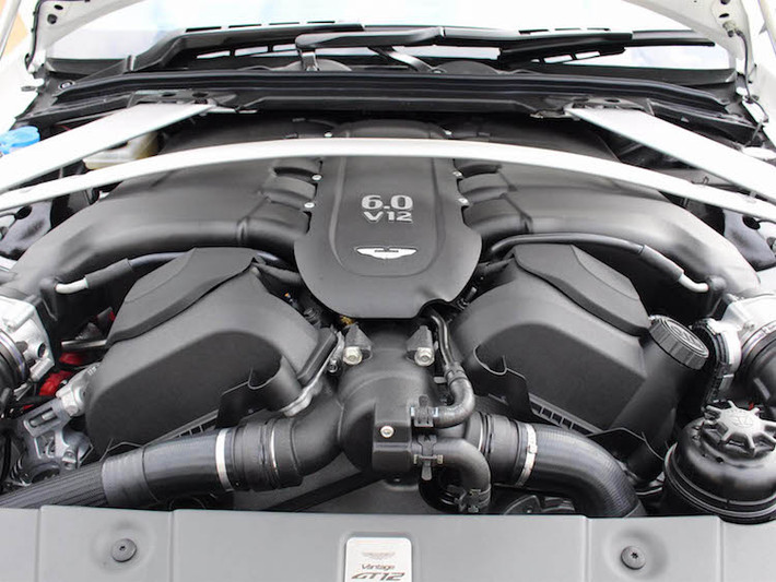 Nằm bên dưới nắp ca-pô của Vantage GT12 Roadster là khối động cơ V12 6 lít nạp khí tự nhiên, đem tới công suất tối đa 600 mã lực và mô-men xoắn cực đại 625 Nm. Sức mạnh được truyền tới cầu sau thông qua hộp số bán tự động 7 cấp.