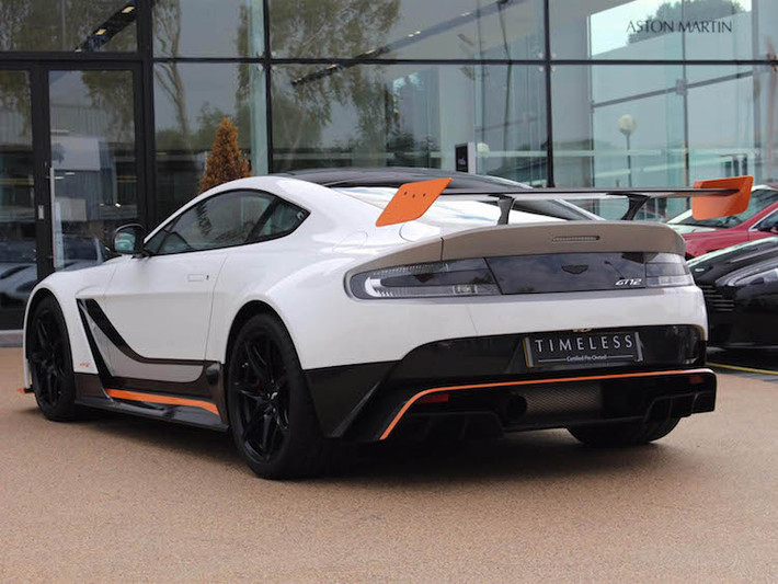 Ở phía sau, siêu xe Vantage GT12 gây ấn tượng bởi cánh đuôi cực lớn giống như xe đua. Nằm dưới cản sau của chiếc xe cũng là một cánh khuếch tán không khí lớn bằng sợi carbon.