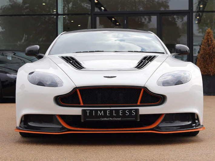 Về cơ bản, Aston Martin đã đem các đặc điểm của những chiếc xe đua Aston Martin tại thể thức đua GTE thuộc giải đua đường trường WEC (World Endurance Championship) của Liên đoàn đua ôtô Thế giới FIA, sau đó đặt vào chiếc Vantage V12 để tạo ra phiên bản đặc biệt này. Giống như chiếc xe đua, Vantage GT12 cũng có bộ bodykit tương tự như những chiếc xe đua.