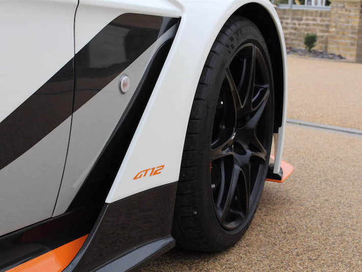 Ngoài ra, GT12 còn sở hữu bộ mâm siêu nhẹ 7 cánh bằng magie đi kèm lốp Michelin Sport Cup 2 và hệ thống treo đặc biệt, đã được Aston Martin điều chỉnh chính xác để đem tới cảm giác lái tuyệt vời nhất trên đường đua. Các vòm bánh của xe cũng được nới rộng hơn so với Vantage V12 thường.