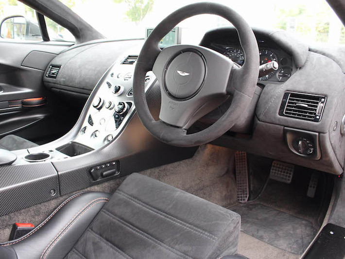 Để giữ cho Vantage GT12 trở nên "thân thiện" nhất khi di chuyển trên đường phố, Aston Martin vẫn trang bị cho xe hệ thống thông tin giải trí AMi III thế hệ mới nhất, dàn âm thanh 160W trong một khoang nội thất bọc da cao cấp kết hợp với vải Alcantara cùng các chi tiết sợi carbon.