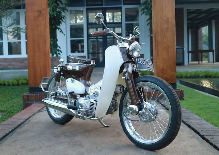 Có tên gọi "Infinite Dreams", bản độ này không sử dụng cặp bánh quá lớn giống như những chiếc Super Cub độ theo phong cách Street Cub khác. Thay vào đó, Jezel đã tập trung hướng tới phong cách cổ điển, thanh lịch, đồng thời vẫn tích hợp đầy đủ những nét đặc trưng của một chiếc Street Cub.