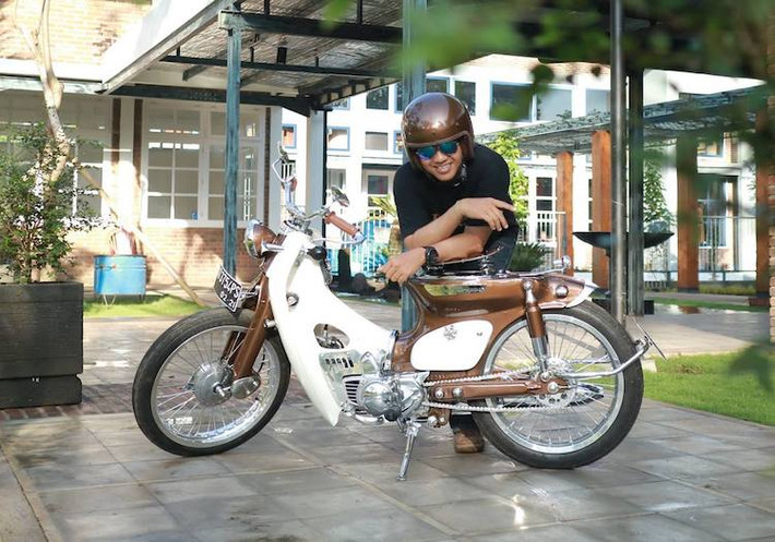Được ra đời từ mong muốn "biến" chiếc Super Cub trở nên cá tính hơn nhưng vẫn khiến chiếc xe mang vẻ đẹp nguyên bản, phong cách Street Cub đã ra đời với các đặc trưng là ghi-đông trần, dè sau cắt gọn và bánh lớn. Những bản độ Street Cub thường gây ấn tượng bởi cặp bánh "khủng" tuy nhiên mới đây, xưởng độ Jezel từ Indonesia đã "trình làng" một chiếc Street Cub hoàn toàn khác biệt.