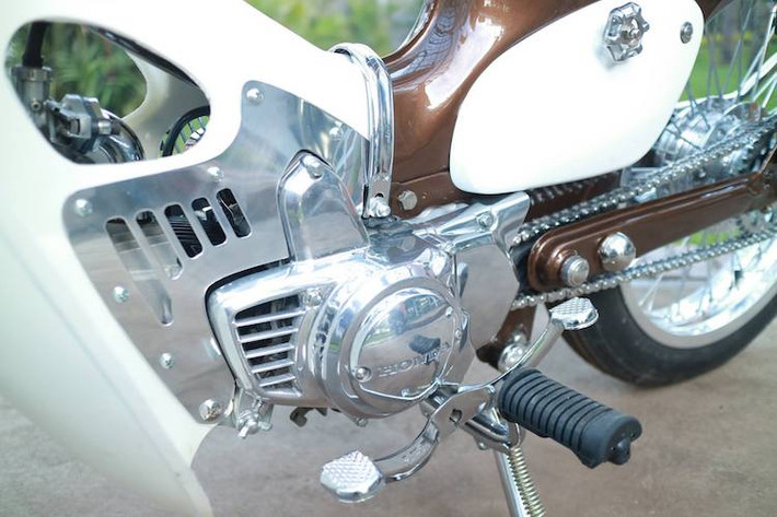 Khối động cơ 90 cc của chiếc Super Cub cũng được giữ nguyên. Chiếc xe nguyên bản được Jezel lựa chọn là một chiếc Cub thế hệ thứ 3 hay còn được người Việt gọi là "đầu vênh máy cánh" bởi bưởng máy hình đôi cánh đặc trưng. Giống như nhiều chi tiết khác của xe, bưởng máy cũng đã được mạ chrome.
