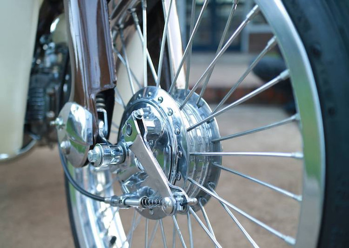 Trên bản độ này, dù sử dụng lốp lớn hơn chiếc Super Cub nguyên bản nhưng không như những bản độ Street Cub khác, Jezel vẫn chỉ giữ cỡ vành "zin" của xe thay vì độ mâm "khủng". Tuy nhiên Infinite Dreams đã được thay cặp vành nhôm kết hợp với moay-ơ mạ chrome bóng lộn, kèm theo các nan hoa đan song song thay vì đan xéo như thường thấy.
