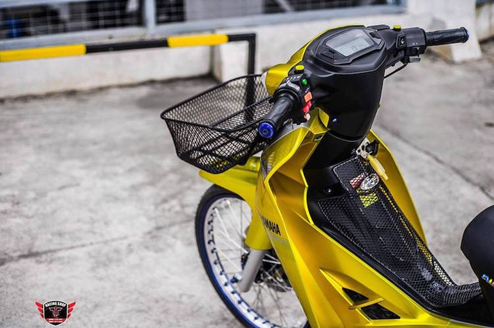 Với vành bản nhỏ, cặp lốp mỏng theo phong cách xe đua drag cũng khiến cảm giác lái của xe trở nên nhẹ nhàng hơn. Theo phong cách kiểng, chiếc Sirius đã được trang bị giỏ và baga lườn giữa đầy tiện dụng.