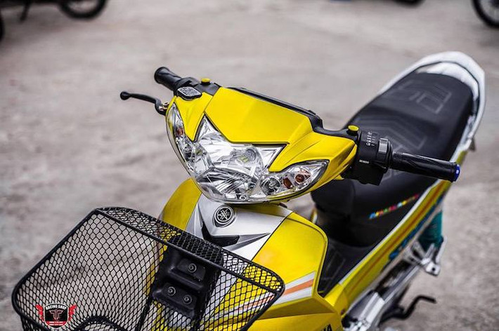 Chính vì vậy, đã có một số biker tại Việt Nam đã tận dụng thiết kế đẹp của Sirius để nâng cấp chiếc xe theo phong cách độ kiểng nhẹ nhàng. Với một loạt những đồ chơi "kiểng", chiếc Sirius của một biker tại Đà Lạt đã được "lột xác" đầy cuốn hút.