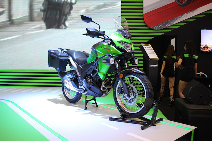 Tại triển lãm EICMA 2016, chiếc xe địa hình đường trường (adventure) dành cho người mới chơi là môtô Kawasaki Versys-X 300 đã được lần đầu ra mắt. Đây là mẫu xe thứ 3 của Kawasaki trong tầm 300 cc, sau mẫu sportbike Ninja 300 và naked-bike Z300. Trong khuôn khổ triển lãm xe máy Việt Nam 2017, Versys-X 300 đã được giới thiệu và có giá bán chính thức tại Việt Nam.