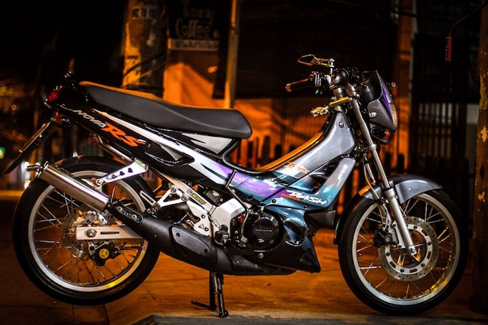 Ra mắt lần đầu vào năm 1995, Honda Nova Dash 125 từng một thời "thống trị" các đường phố tại Đông Nam Á với kiểu dáng hyper underbone phong cách và động cơ 125 cc 2 kỳ mạnh mẽ. Chiếc xe có 2 thế hệ là Honda Nova Dash RS và Nova Dash R với kiểu dáng vuông vức hơn, cùng với đời RS và SP nâng cấp sau này, được sửa đổi thiết kế khí động học hơn.