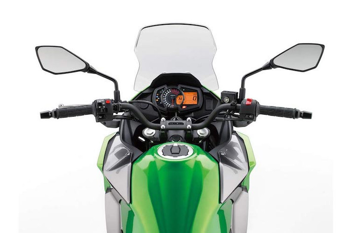 Là một mẫu adventure đích thực, Versys-X 300 được trang bị kính chắn gió lớn cùng tay lái cao đầy thoải mái cho các chuyến đi đường trường. Chiếc xe còn có cổng sạc USB để sạc các thiết bị di động hay máy GPS trên các hành trình dài. Theo Kawasaki, Versys-X 300 có bình xăng thể tích lớn, cho phép đi gần 390 km với mỗi một lần đổ đầy bình.